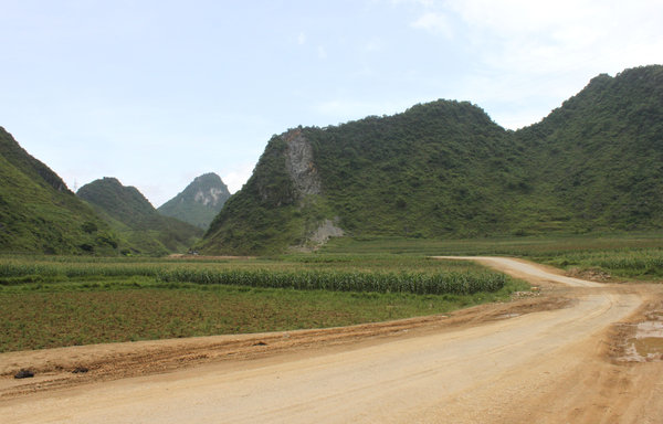 Road to Bản Giốc waterfall