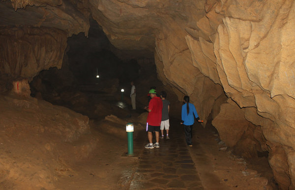 Walking inside Ngườm Ngao cave