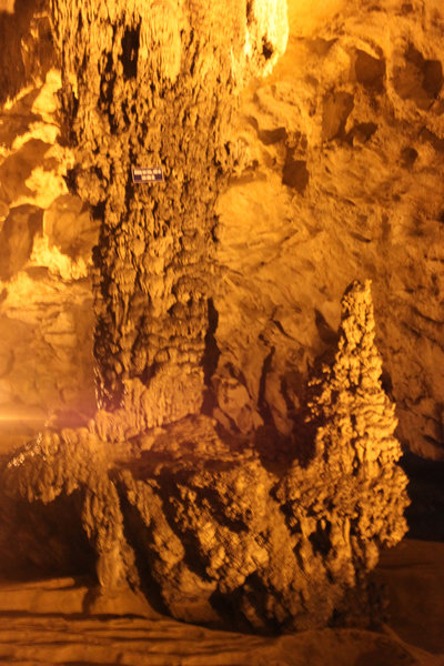 Inside Ngườm Ngao cave