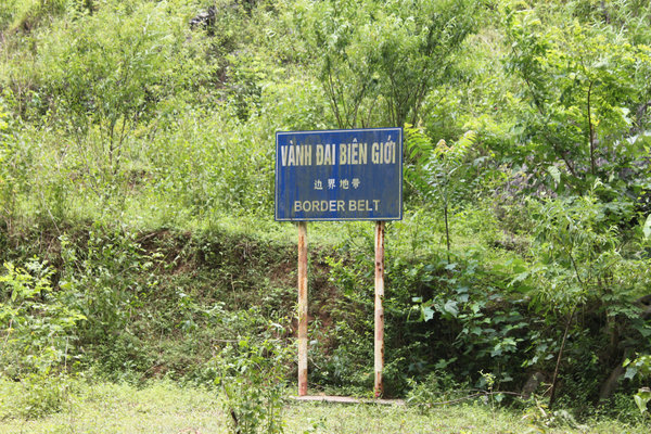 Border belt (near Cốc Bó cave)