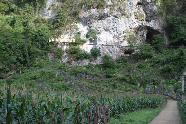 Walking to Ngườm Ngao cave