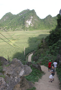 Walking to Ngườm Ngao cave