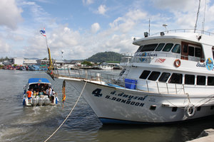 Big boat & speed boat on Phi Phi island tour