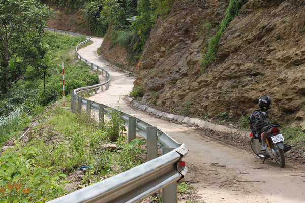 On the way to Tập Lăng village