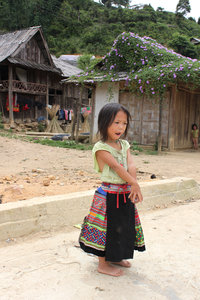 A little girl in Pang Cáng village 