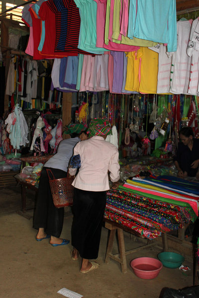 At Than Uyên market