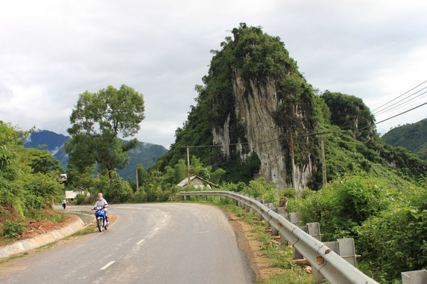 Highway No. 32 to Than Uyên