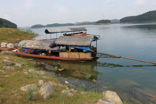 A boat on Thác Bà reservoir