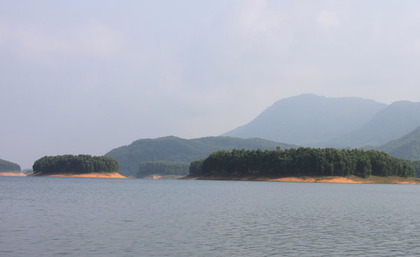 Islands on Thác Bà reservoir