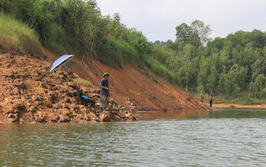 A man is catching fishes on Thác Bà reservoir