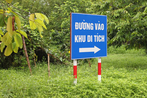Direction board to the site