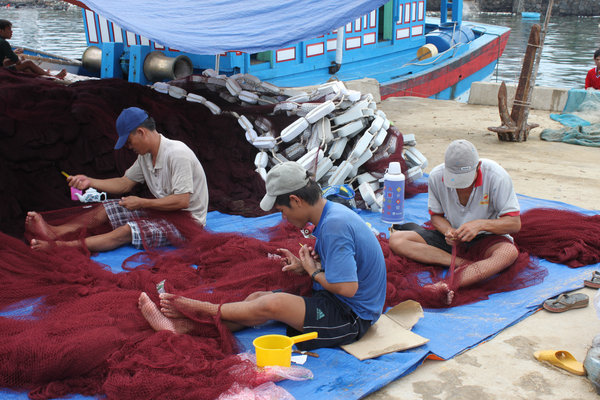 Fishermen at  Lý Sơn port 