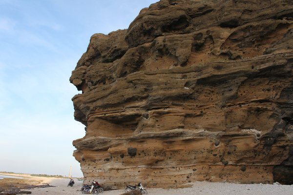 Special shaped rocks in Câu cave area