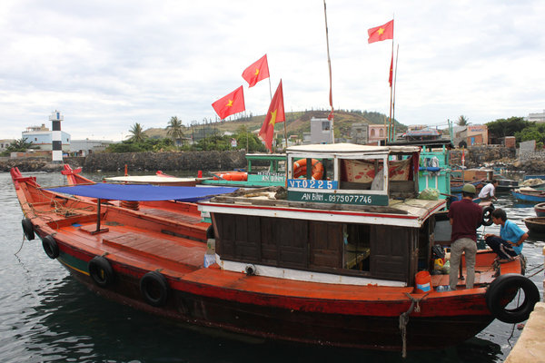 Local boat from Lý Sơn island to An Bình island