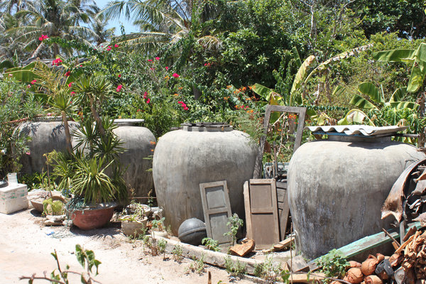 Big vases to keep water in the rainy season