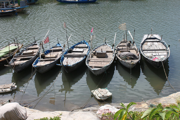 Boats on the Lao island (Âu thuyền)