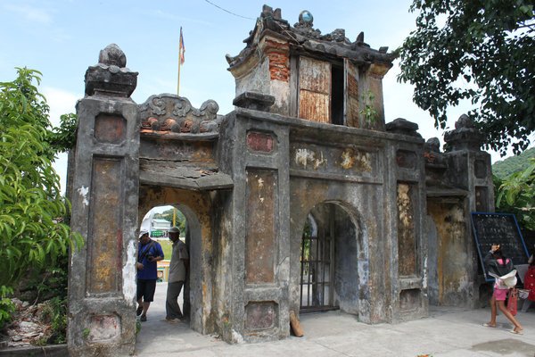 Gate to Hải Tạng pagoda