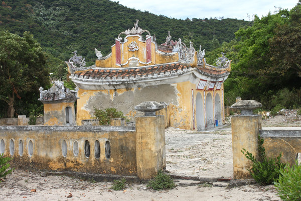 Âm Linh temple area