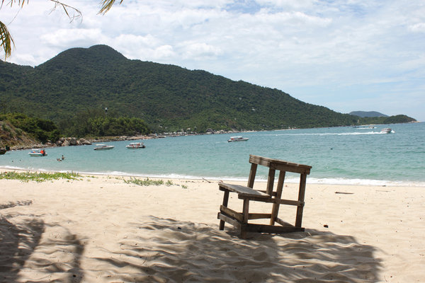 Bãi Ông beach on the Lao island