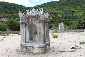 Ấm Linh temple area