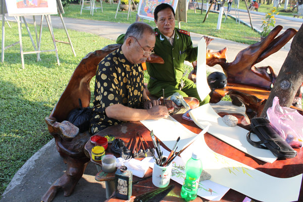 A calligraphy artist at 29/3 park