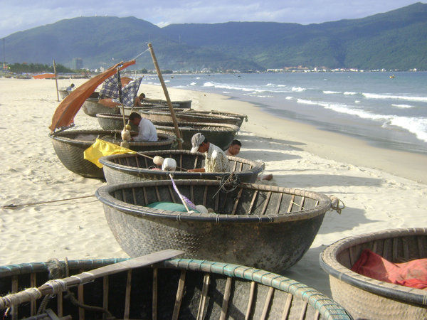 Fishermen & their boats at Mỹ Khê beach