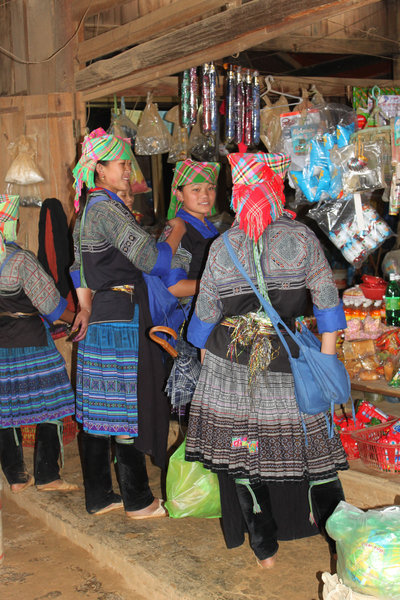 H'mong girls at a shop in La Pán Tẩn