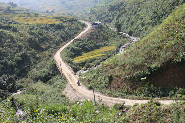 Road from Trạm Tấu to Bản Mù village