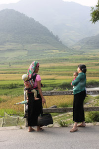 Thai ethnic minority women in Tú Lệ town