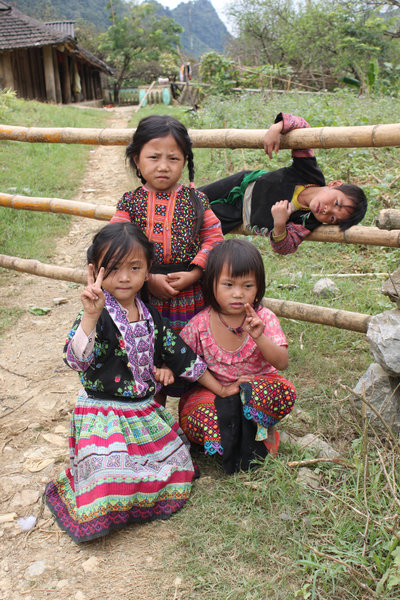 H'mong children in Lóng Luông village