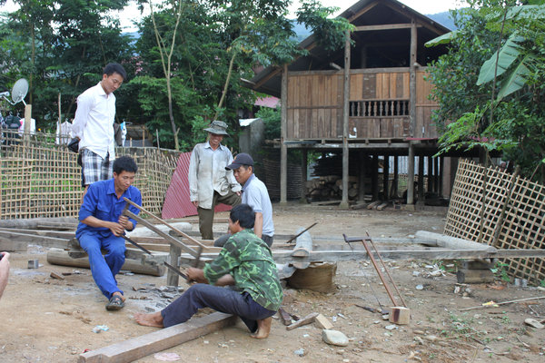 Thai ethnic men in Bum Nưa village, Mường Tè