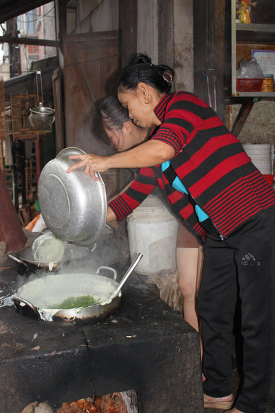 Making food for a wedding in Hoàng Su Phì town