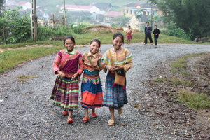 H'mong girls in Lùng Xám village, Xín Mần