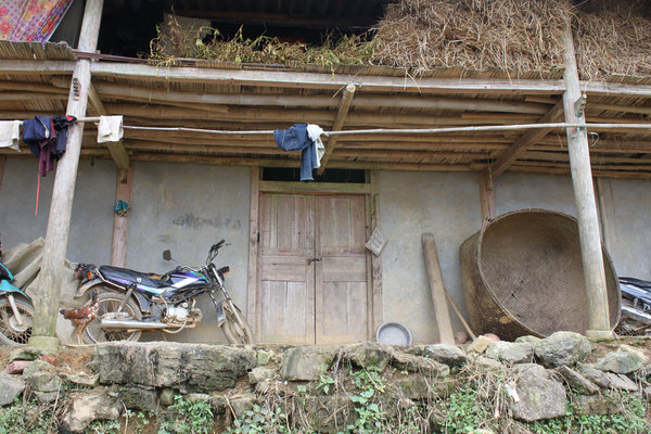 A H'mong house in Bản Thẩn village, Simacai