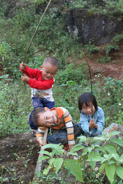 H'mong children in Mường Khương