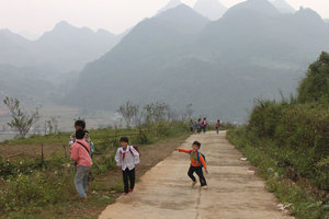 Walking from Pa Dí village to Mường Khương