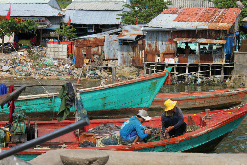 Fishermen on a boat - Hòn Tre island