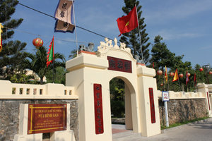 Gate to Mạc Cửu mausoleum on Bình San mountain