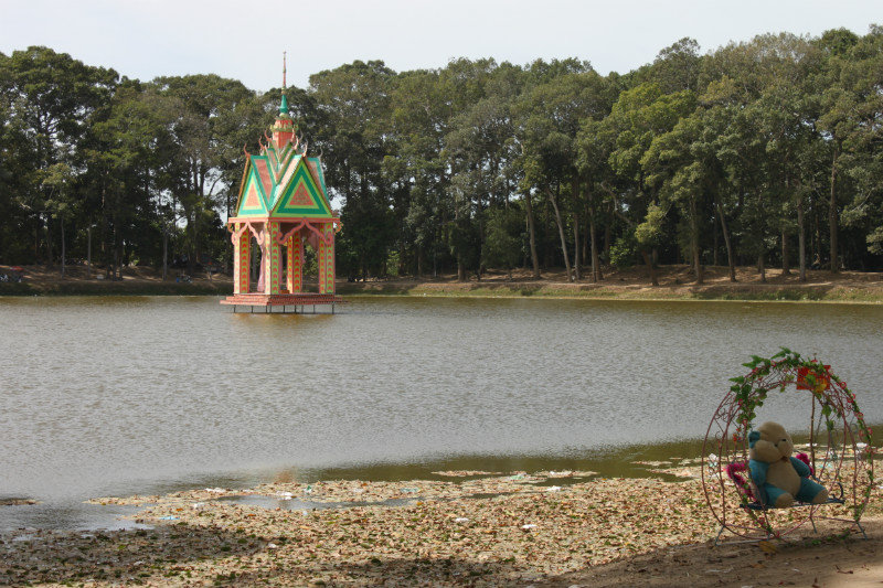 Ao Vuông (square pond) with Khmer symbol
