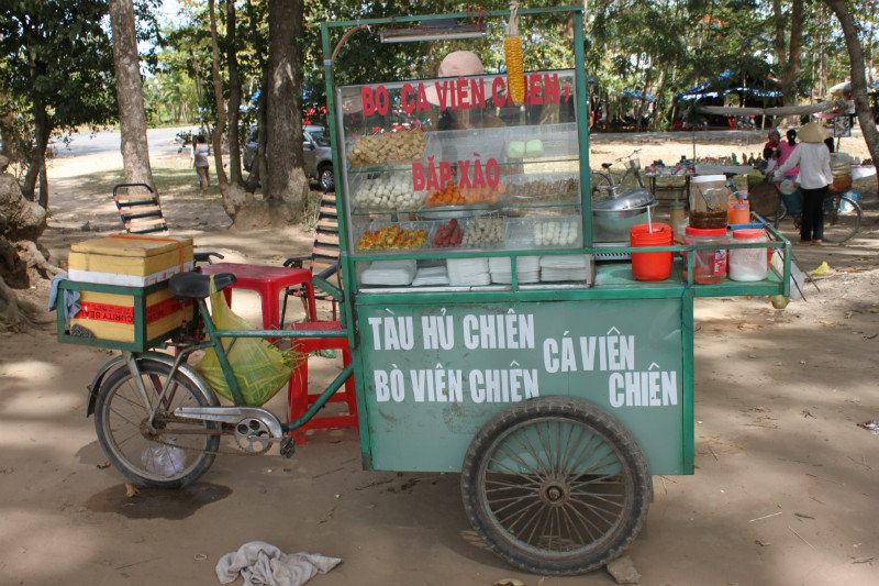 A mini moveable restaurant at Ao Vuông pond