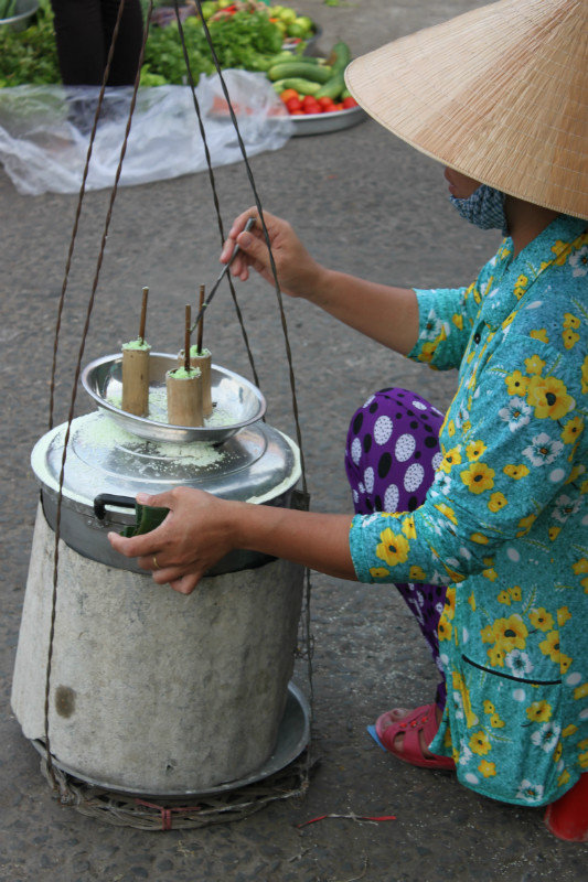 Making coconut cake of the Khmer people