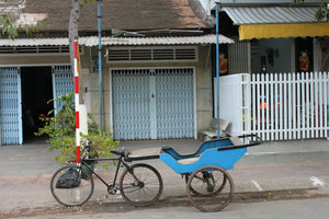 A rickshaw & local house in the city