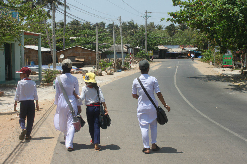 Children in Kê Gà were going to school