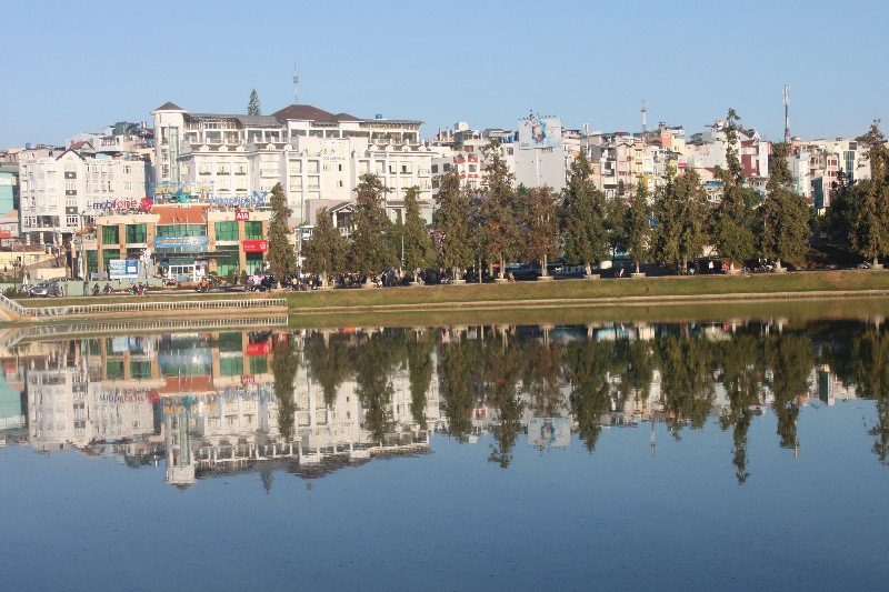Xuân Hương lake in the morning