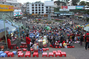 Lots of people outside Đà Lạt market