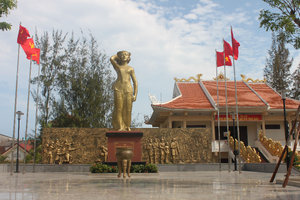 Statue of Võ Thị Sáu heroine in Đất Đỏ town