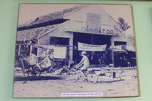 Old photo of Đất Đỏ market in the French war