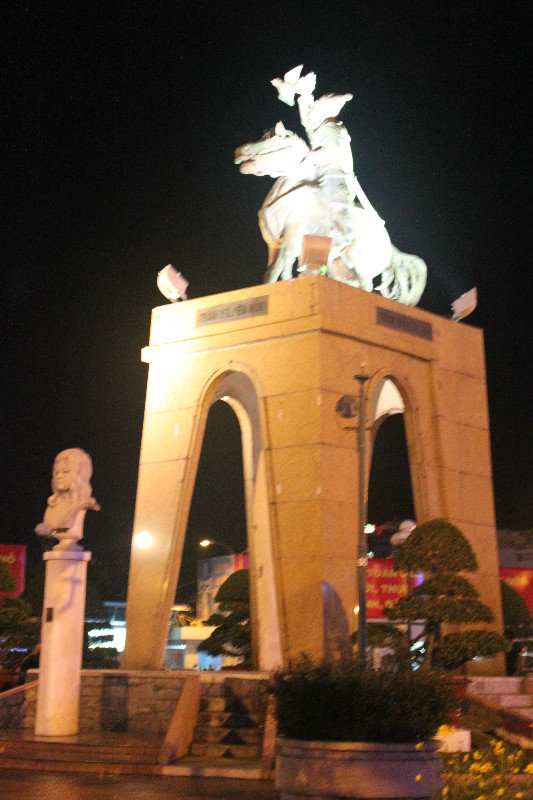 Trần Nguyên Hãn statue