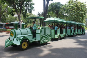 Train going around Thảo Cầm Viên zoo park