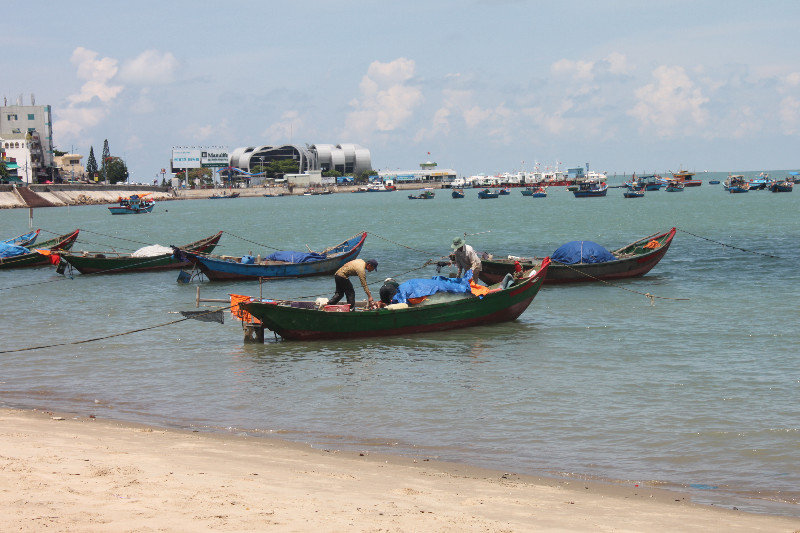 Small fishing boats (Bãi Trước beach)